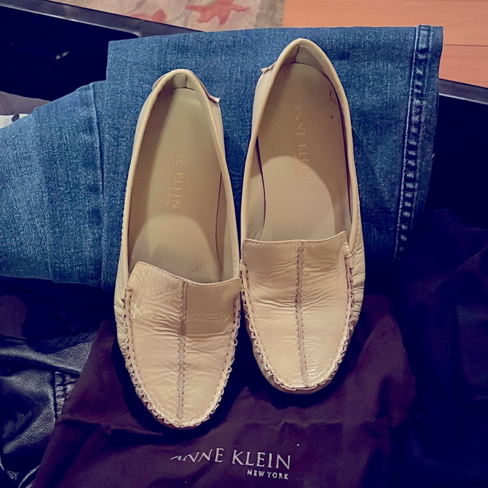 Women’s Anne Klein Cream all leather Loafers size 6